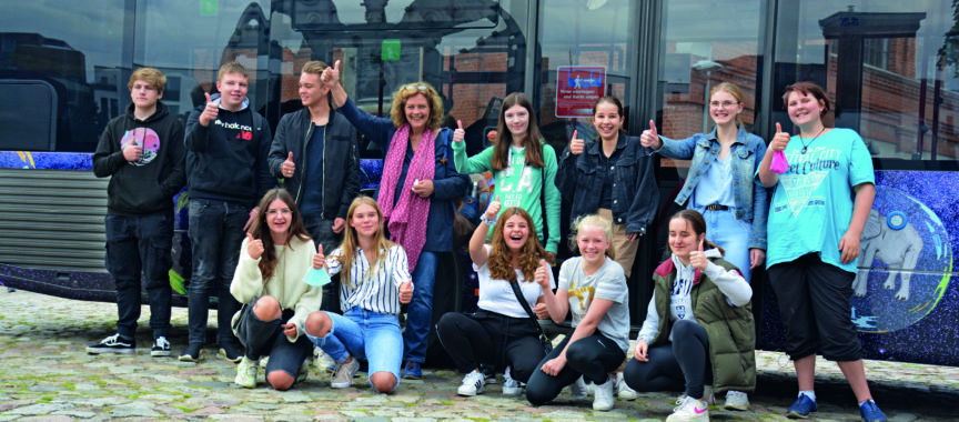 Die Schulklasse der Stadtteilschule Bergstedt vor "ihrem" Bus