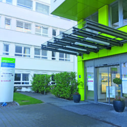 Der Haupteingang des Amalie-Sieveking-Krankenhauses in Volksdorf