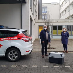 Corona Impfstoff Lieferung vor dem Amalie Sieveking Krankenhaus in Volksdorf