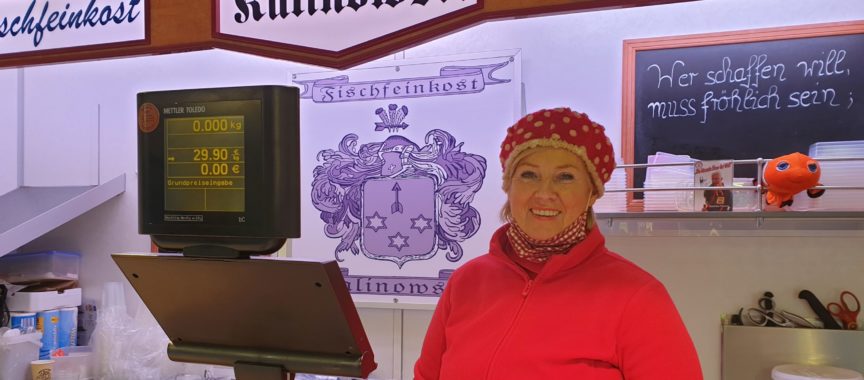 Urda Voß-Kallinowski in ihrem Fisch-Stand auf dem Wochenmarkt in Sasel