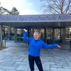 Lynn Ullricht vor der Sporthochschule in Köln