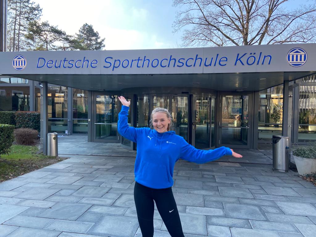Lynn Ullricht vor der Sporthochschule in Köln