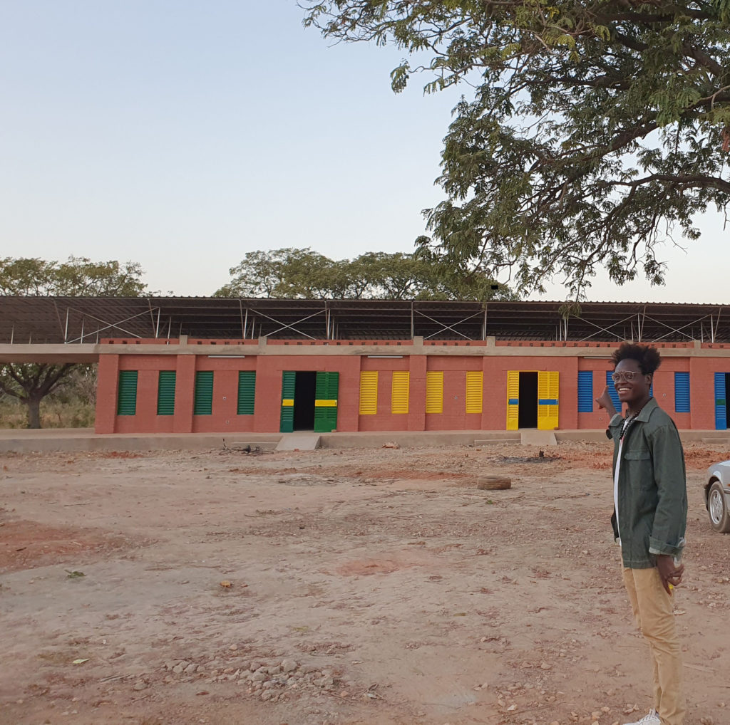 Schule_BurkinaFaso_Eze vor dem Schulzentrum