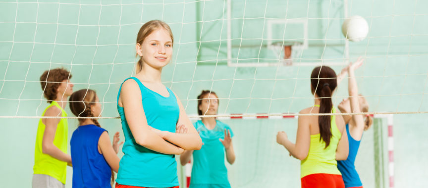 Mädchen Manschaft Volleyball in der Halle adobestock
