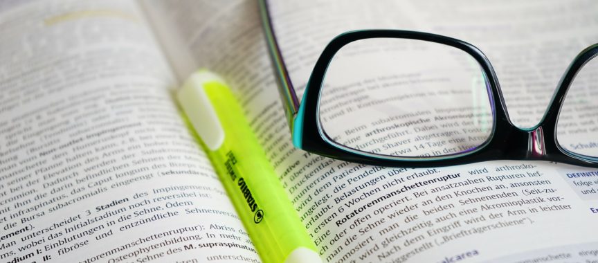 Buch, Brille, Marker zur Weiterbildung