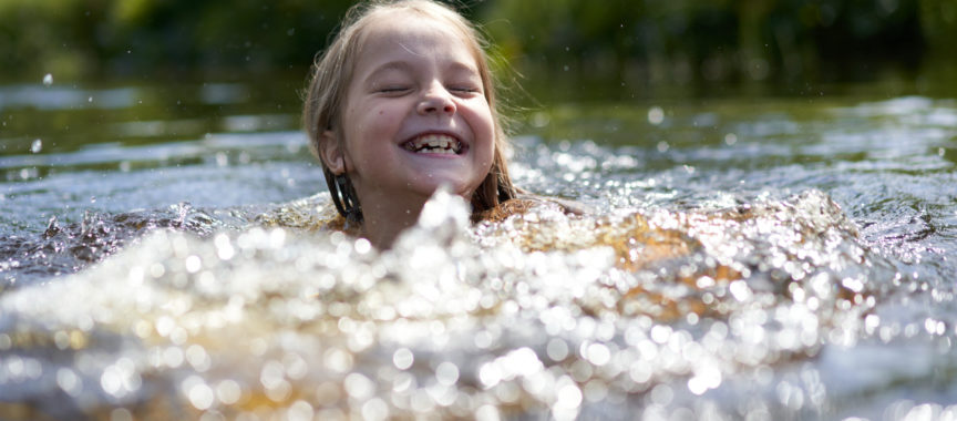 Kind schwimmt im Naturteich wie Volksdorfer Naturbad