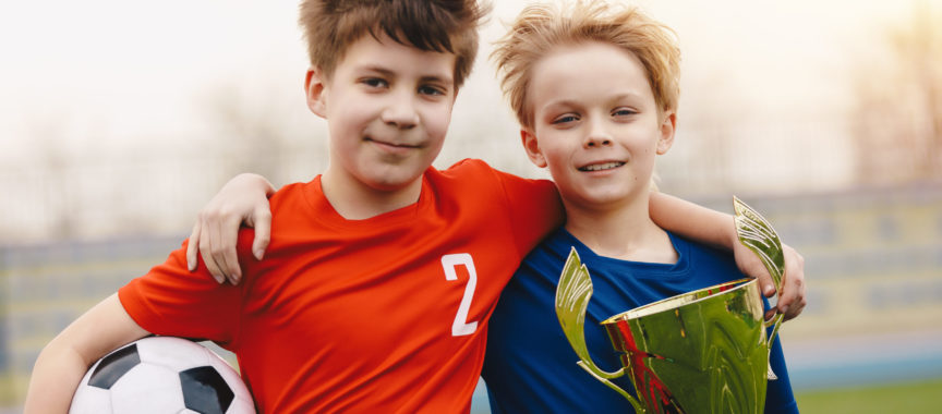Fussball-Jungs mit Ball und Pokal für Sport Sonderseiten