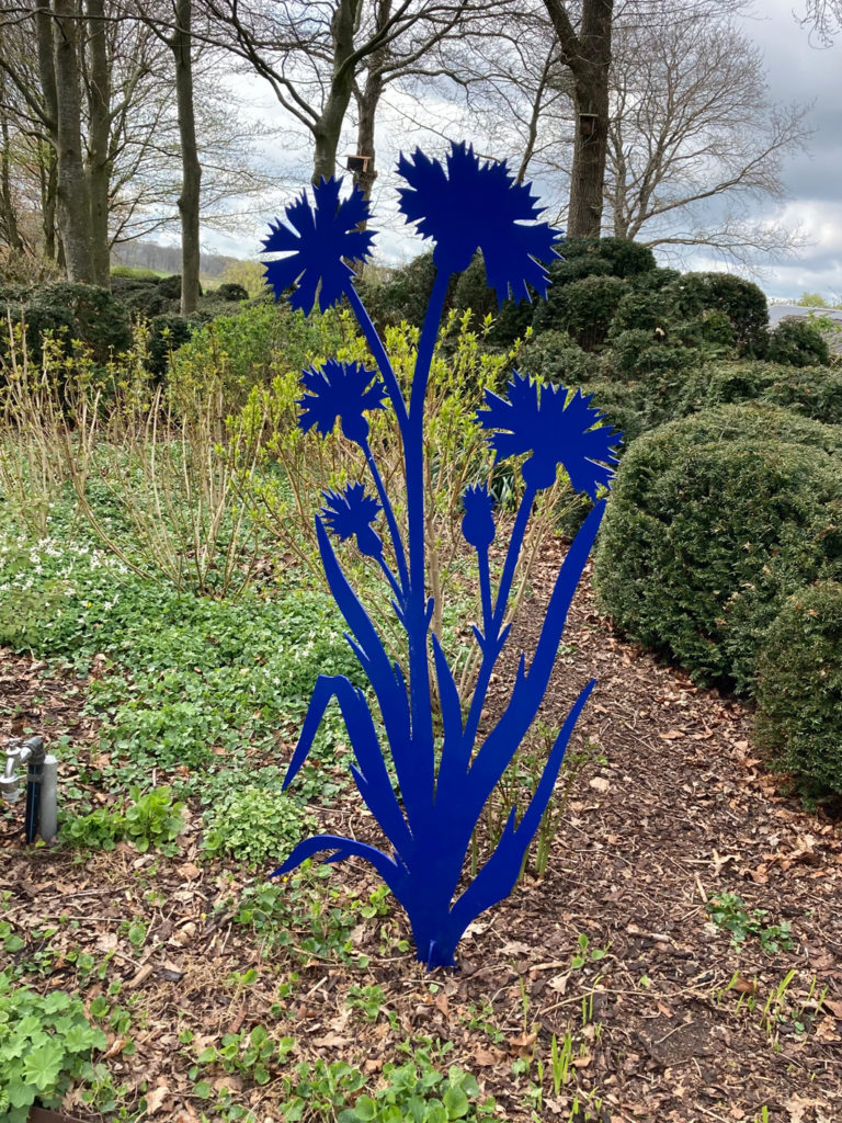 35_Maetzel_Blaue Blume, Stahl, lackiert, ca. 160 cm_c_Rupprecht Matthies, Hamburg